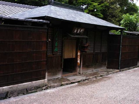 奈良公園そばで... 2004/06/13-1